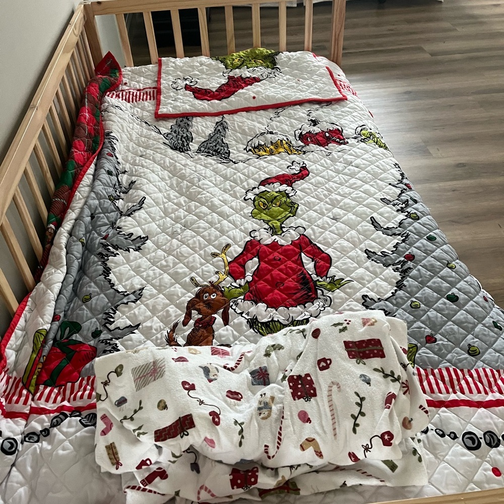 Grinch Plaid Kids Quilt with Festive Design and twin flannel Christmas sheets - Picture 2 of 2